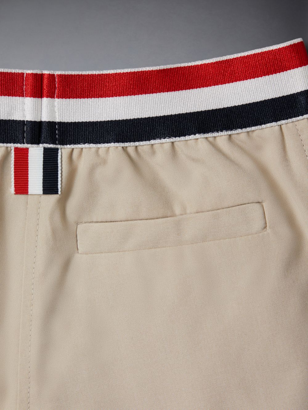 Short Thom Browne Typewriter Rugby Niño Marrones | GCF81J56395
